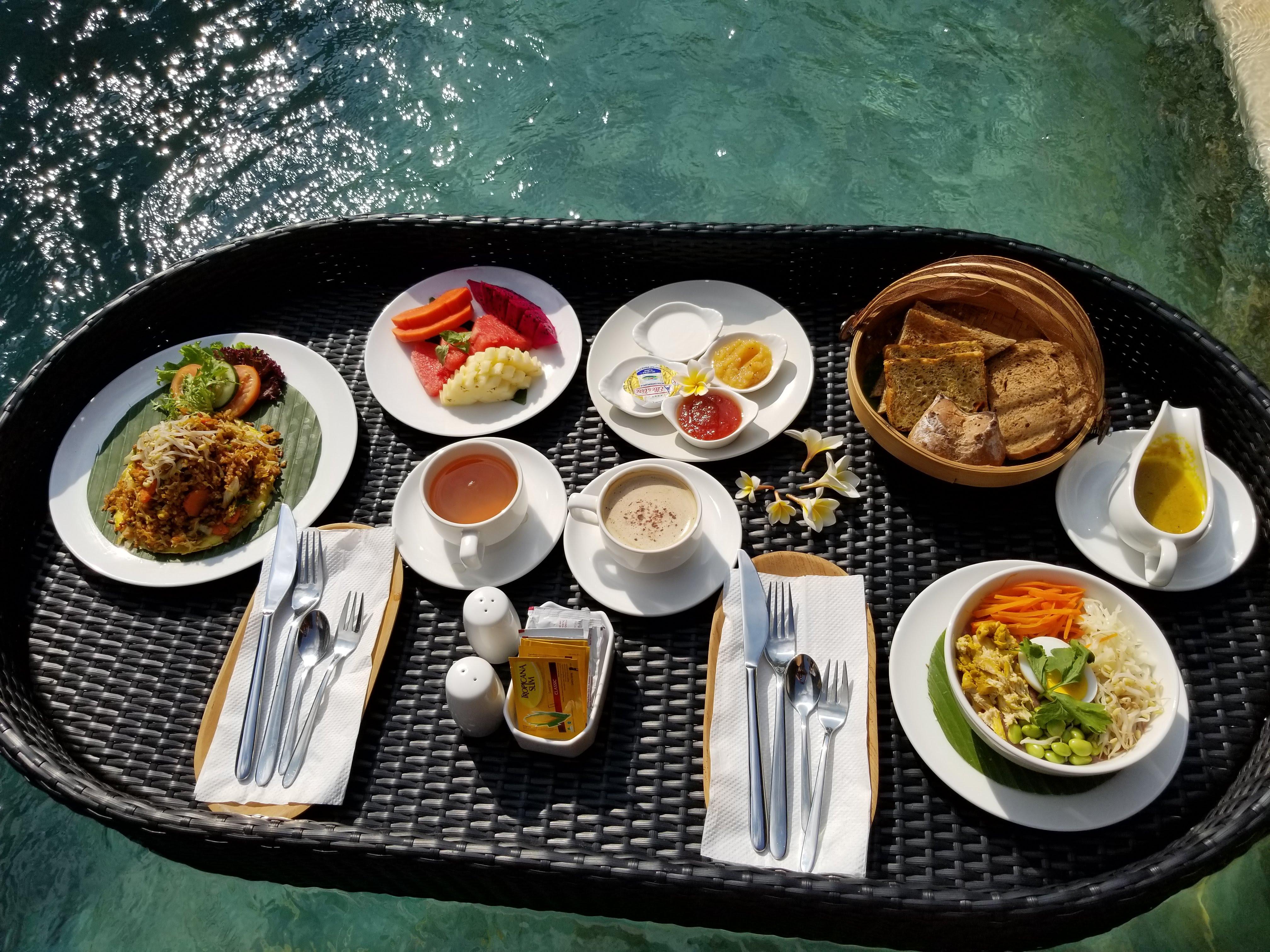 Ubud Nyuh Bali Resort & Spa Экстерьер фото A floating breakfast at a resort in Bali, Indonesia