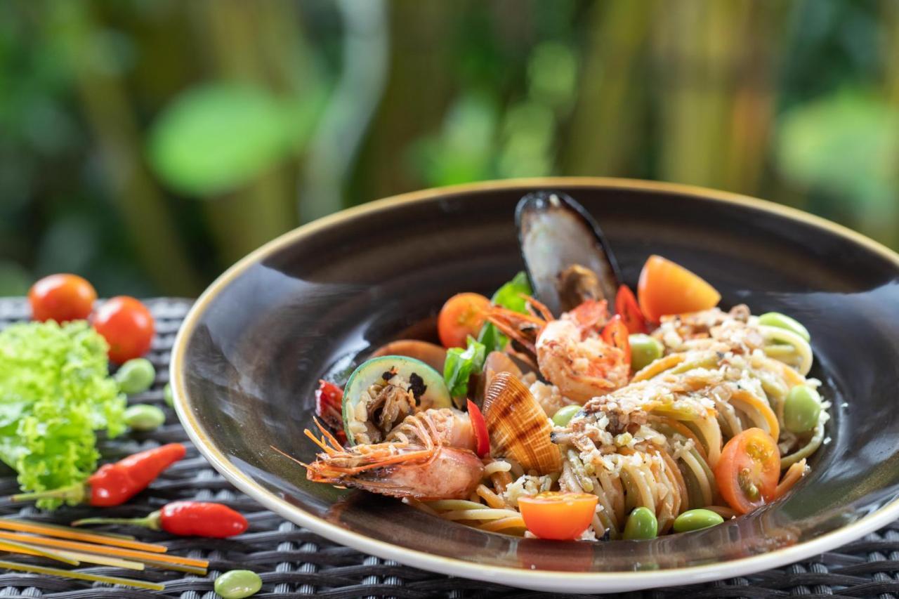 Ubud Nyuh Bali Resort & Spa Экстерьер фото Seafood salad