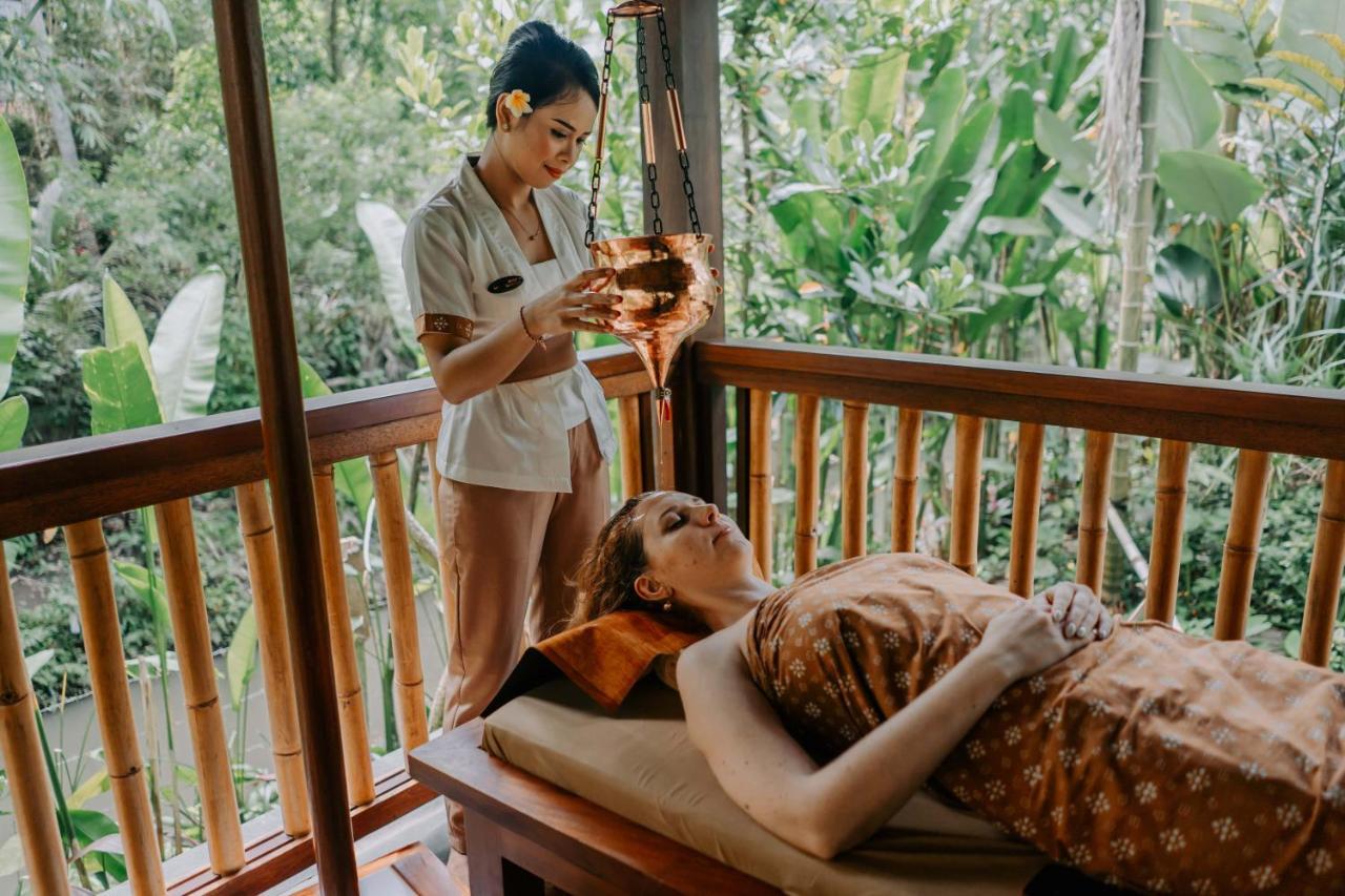 Ubud Nyuh Bali Resort & Spa Экстерьер фото A woman receiving a spa treatment