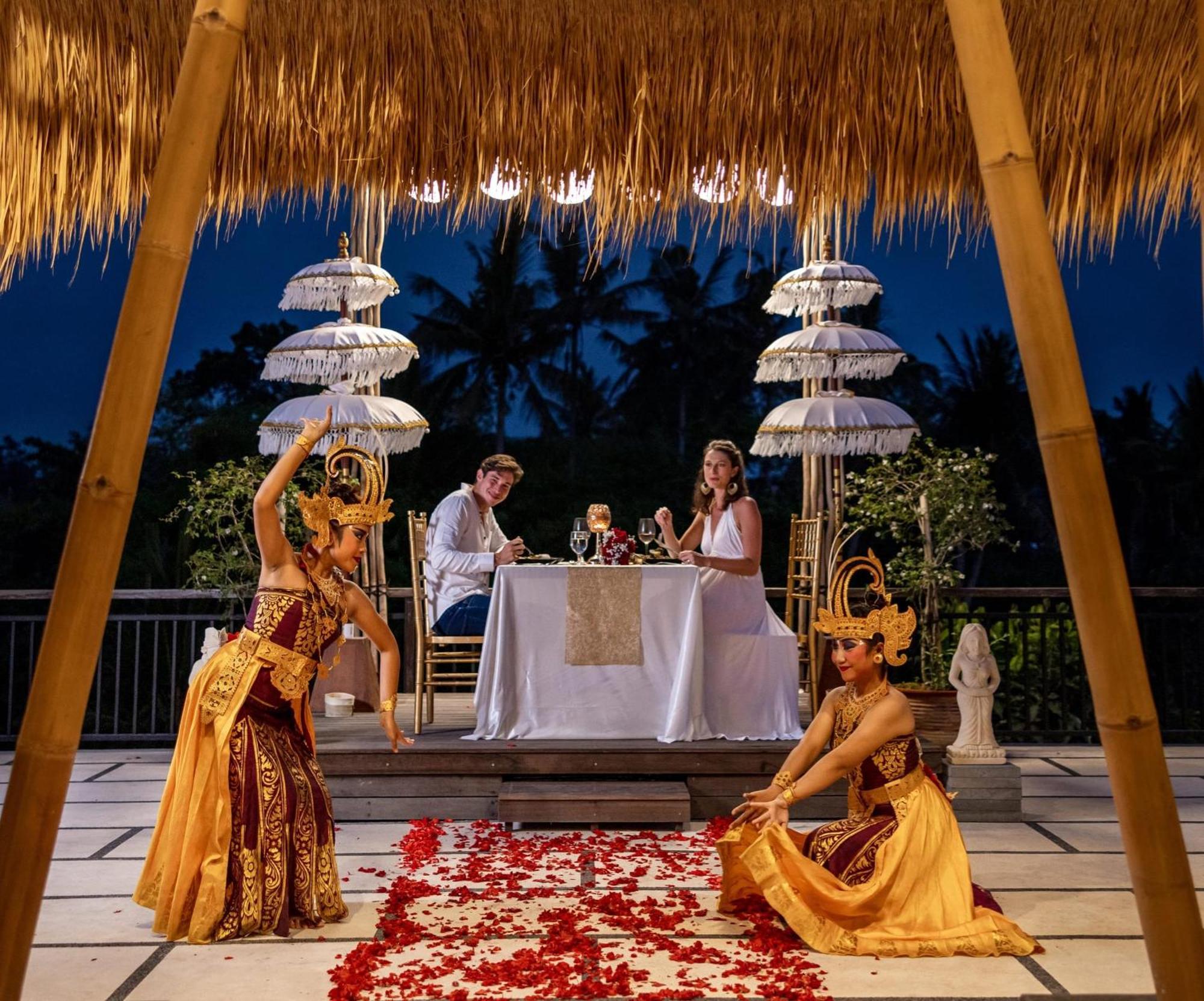 Ubud Nyuh Bali Resort & Spa Экстерьер фото A traditional Balinese dinner