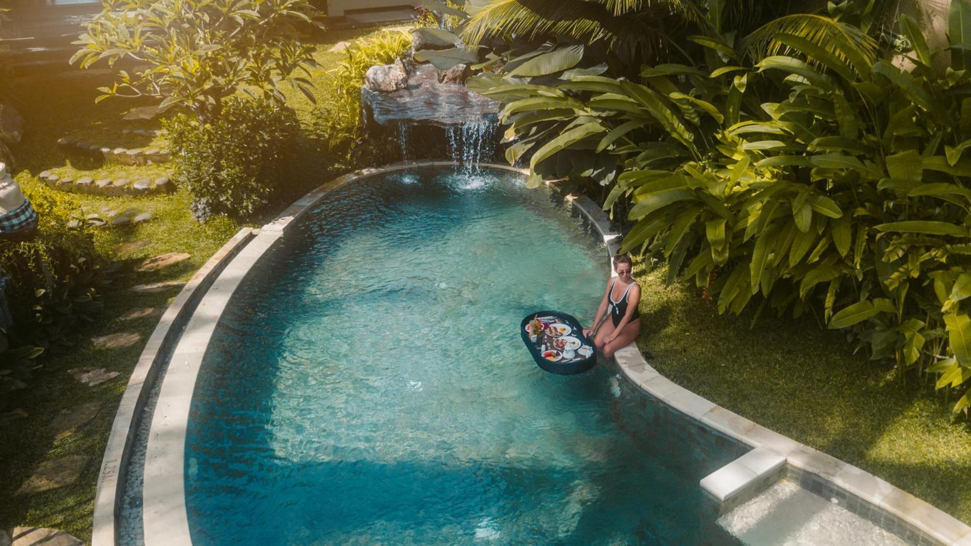 Ubud Nyuh Bali Resort & Spa Экстерьер фото A woman floating in a pool