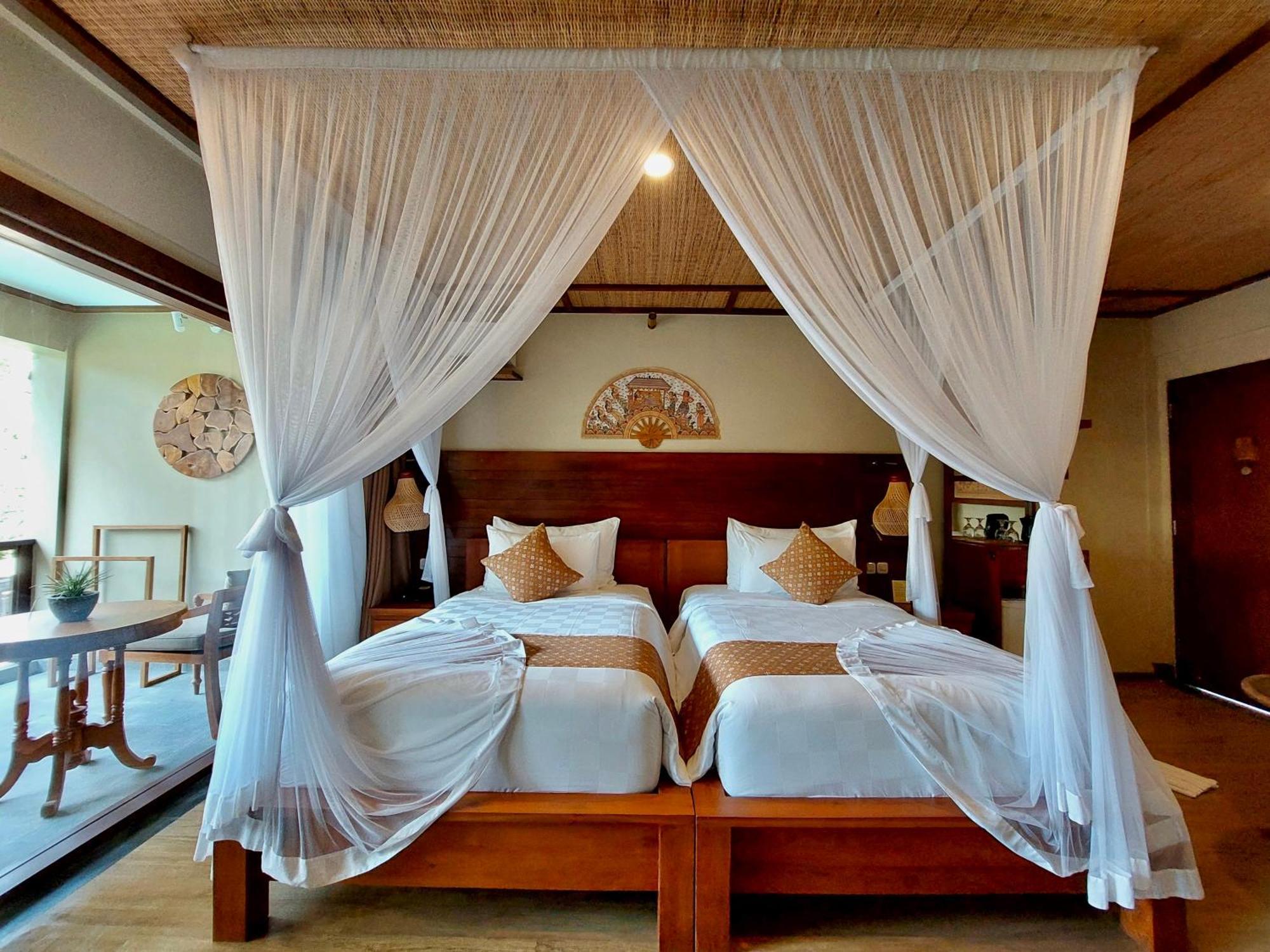 Ubud Nyuh Bali Resort & Spa Экстерьер фото A mosquito net over a bed